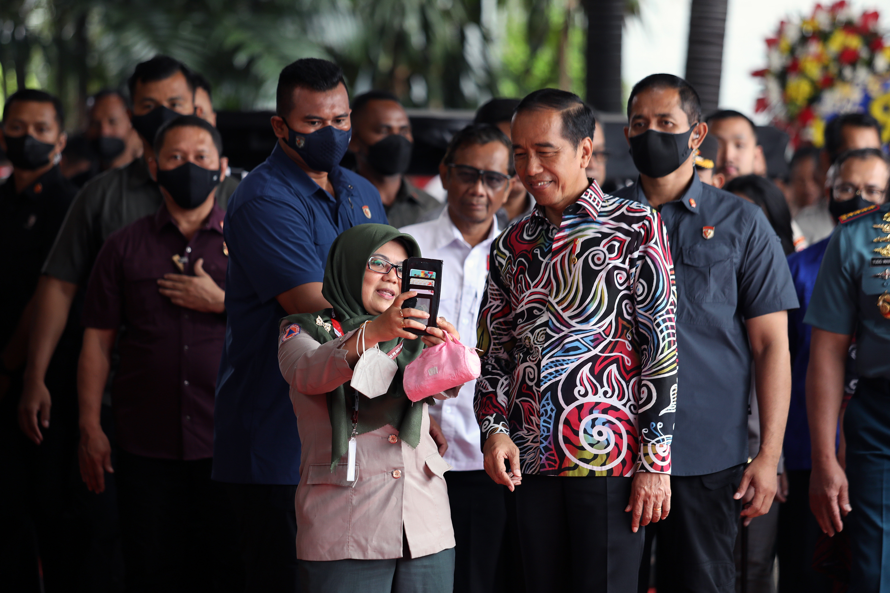 Presiden Joko Widodo (memakai batik) berswafoto bersama peserta dalam Rapat Koordinasi Nasional (Rakornas) Penanggulangan Bencana (PB) Badan Nasional Penanggulangan Bencana (BNPB) tahun 2023 telah digelar di Jakarta International Expo (JiExpo) Kemayoran, Jakarta Pusat, Kamis (2/3).